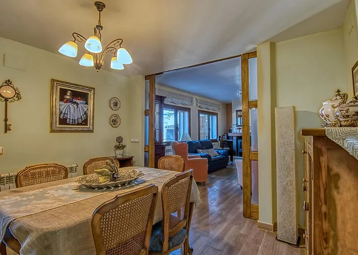 Glicinias Del Jerte * Casas del Castañar